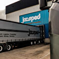 Jacsped vrachtwagen wordt gevuld bij het magazijn
